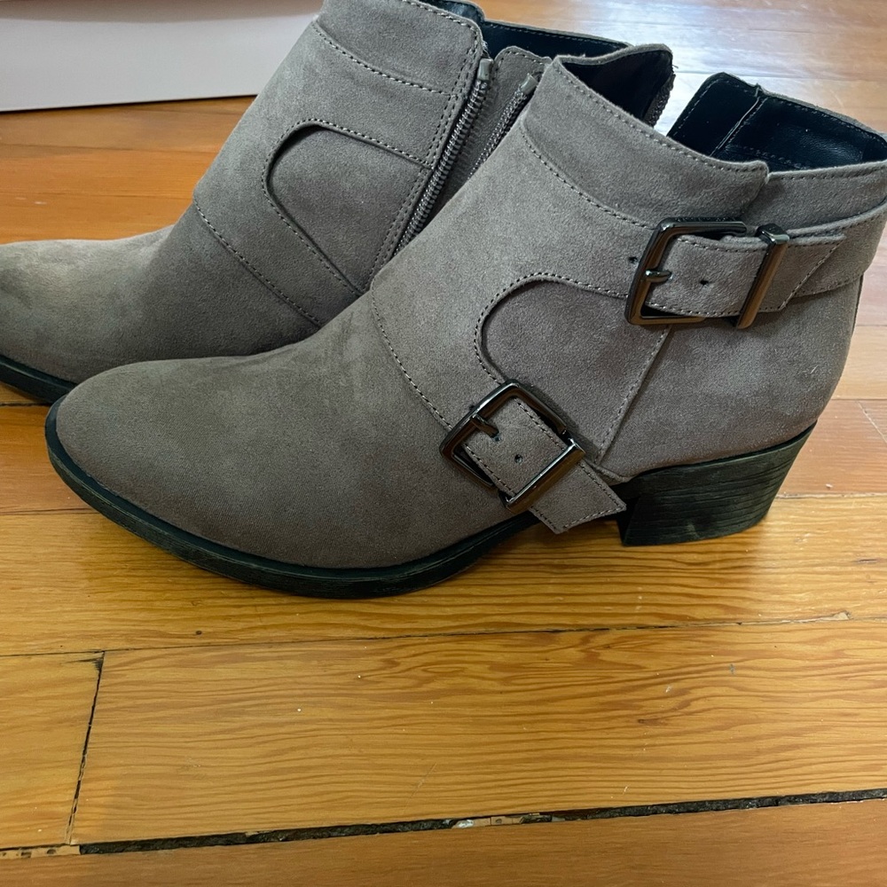 REACTION Kenneth Cole Grey Low Heeled Boots